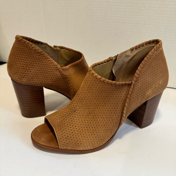 JACK ROGERS Ankle Bootie Maya Perforated Peep Toe Tan Size 8.5 Stacked Heel - Picture 1 of 13